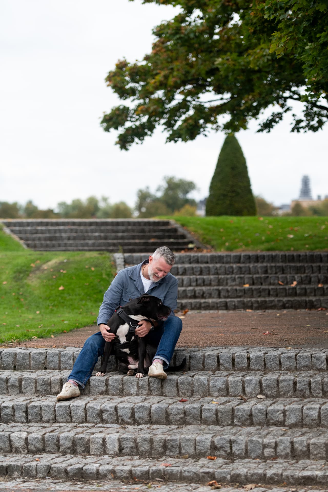 Trainer gently reassuring a dog during a Glasgow separation and anxiety behaviour session
