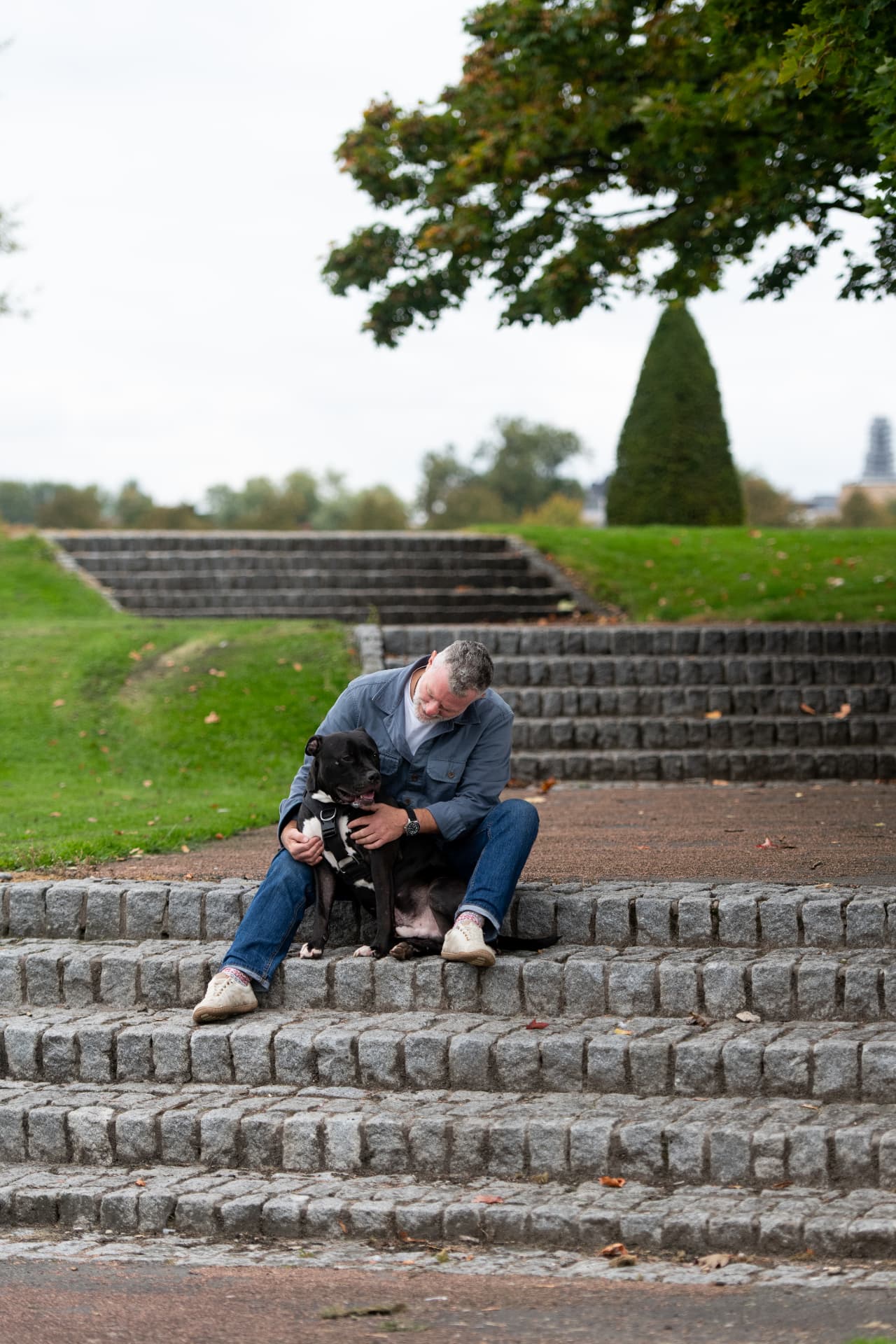 Trainer reading a dog's body language during a Glasgow behaviour assessment